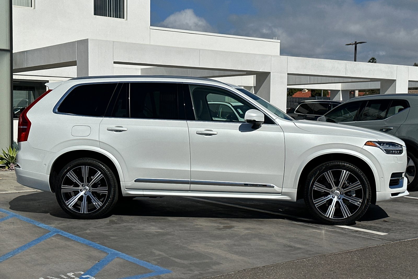 Used 2023 Volvo XC90 T8 Ultimate w/ Lounge Package image 3