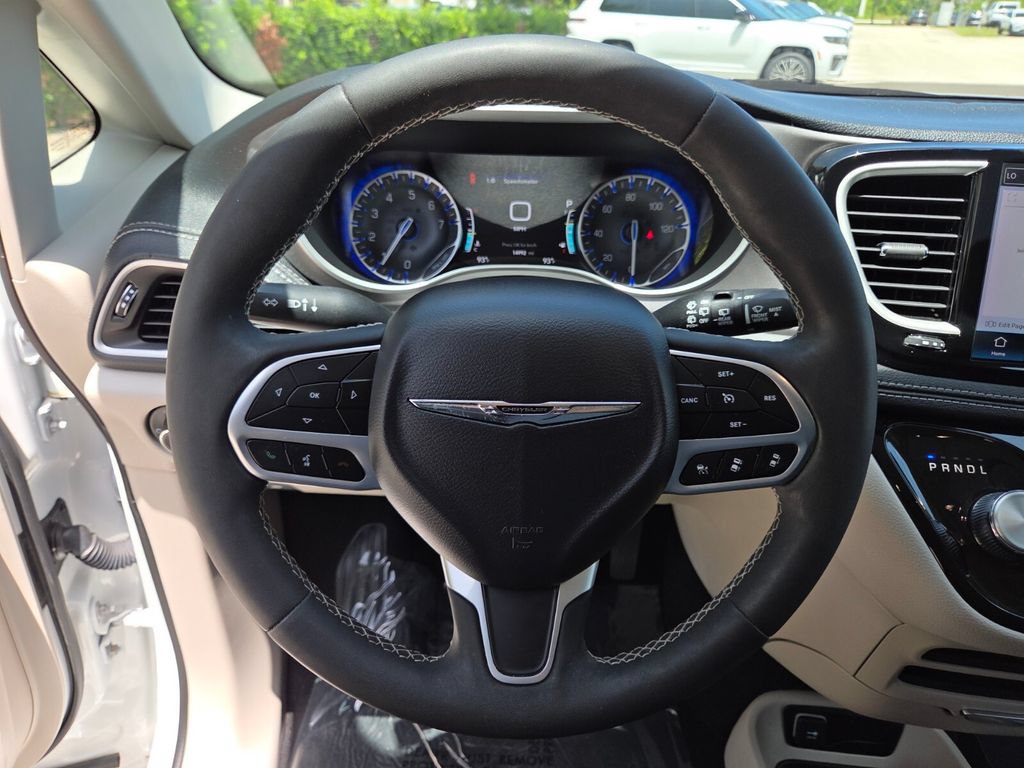 Used 2023 Chrysler Pacifica Touring-L AWD/4WD image 34