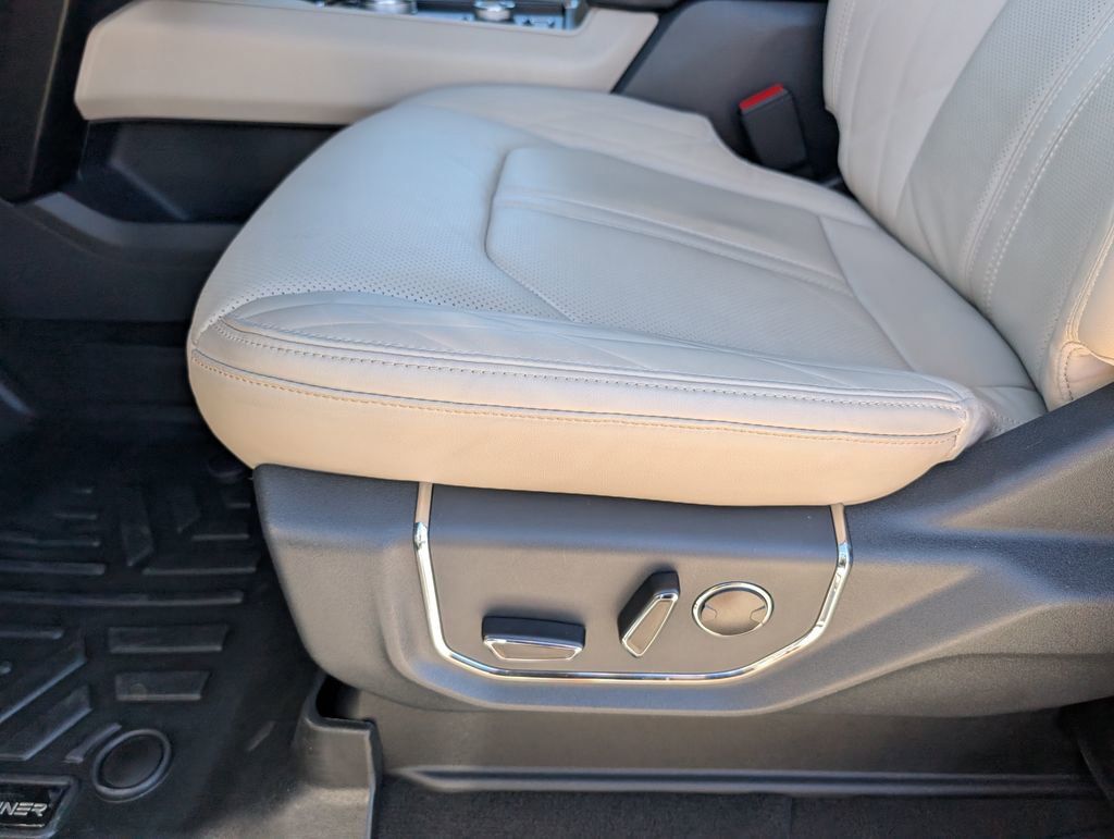 Used 2024 Ford Expedition Platinum image 11