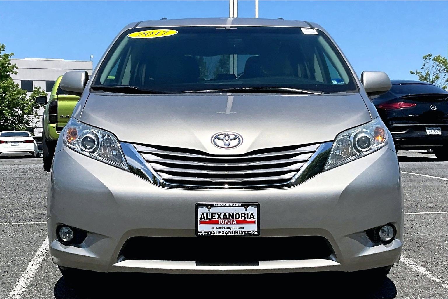 Used 2017 Toyota Sienna XLE FWD image 3
