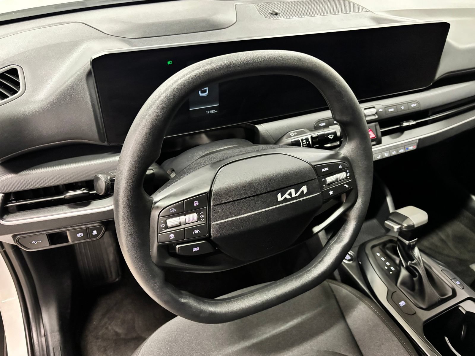 Used 2025 Kia K4 FWD image 16