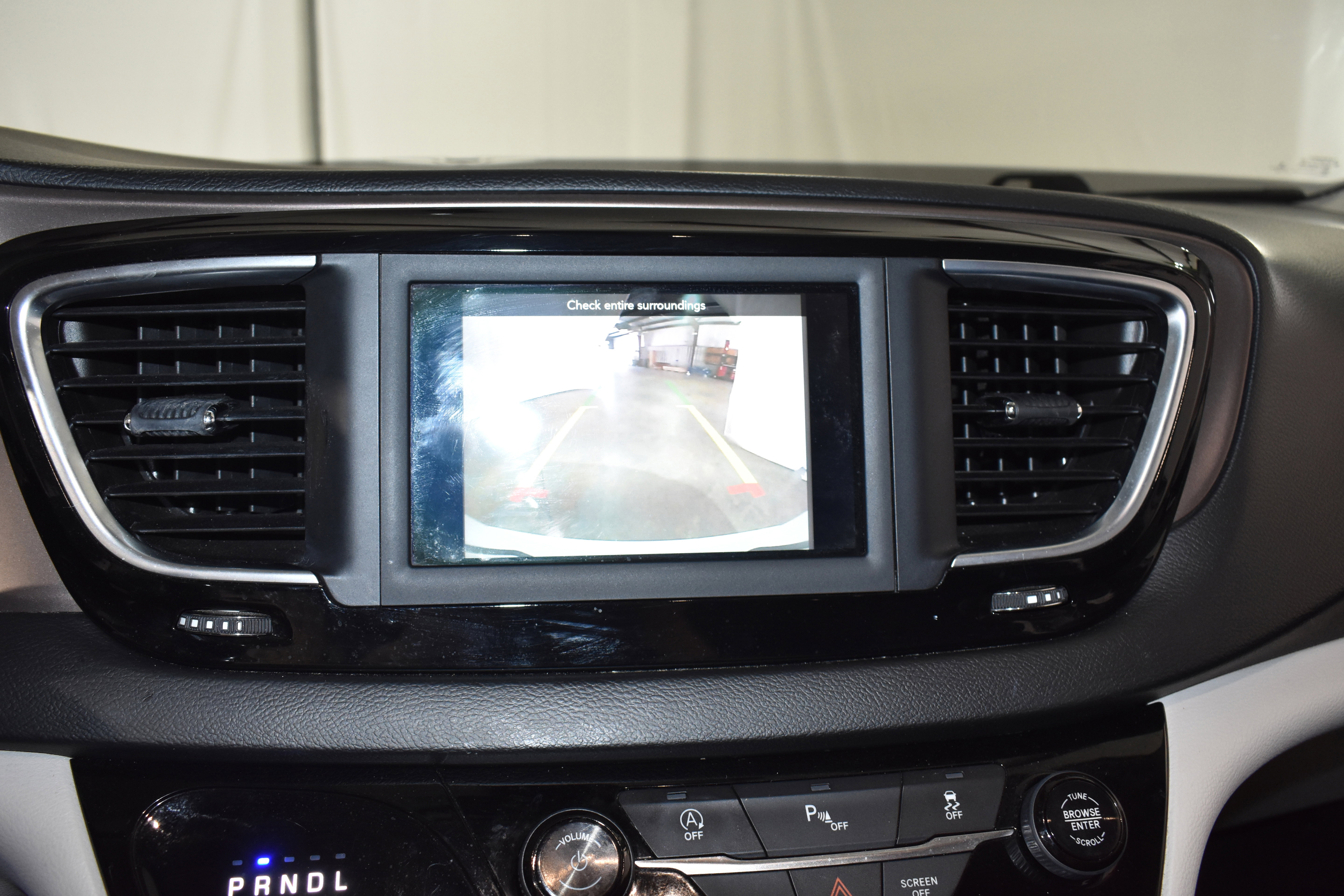 Used 2019 Chrysler Pacifica Touring-L image 18