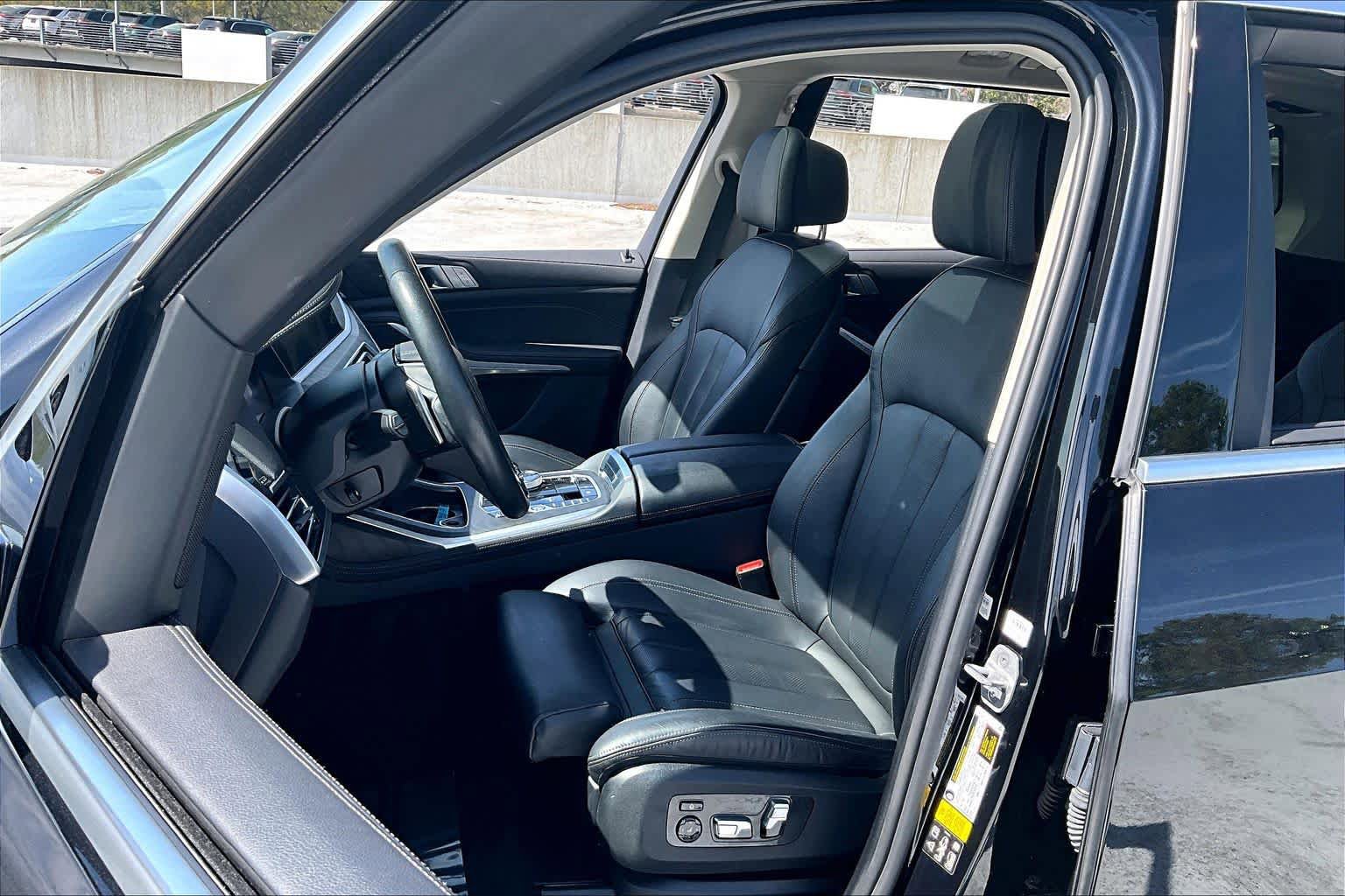 Used 2022 BMW X7 xDrive40i w/ Premium Package AWD/4WD image 8