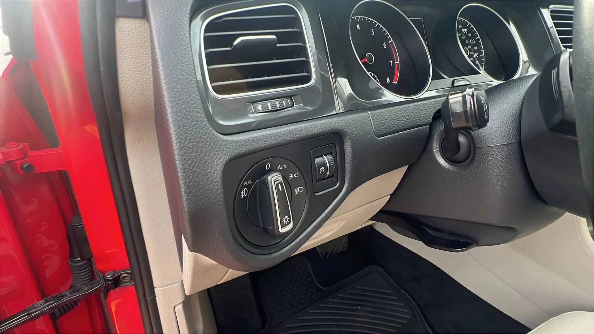 Used 2019 Volkswagen Golf SE image 25