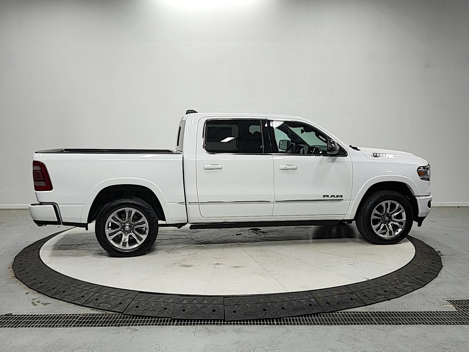 Used 2023 RAM 1500 Limited w/ Body Color Bumper Group AWD/4WD image 8