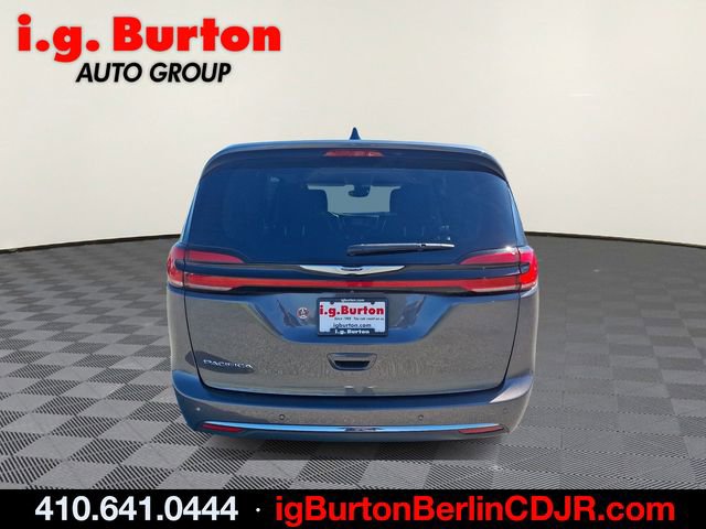 Used 2023 Chrysler Pacifica Touring-L FWD image 5