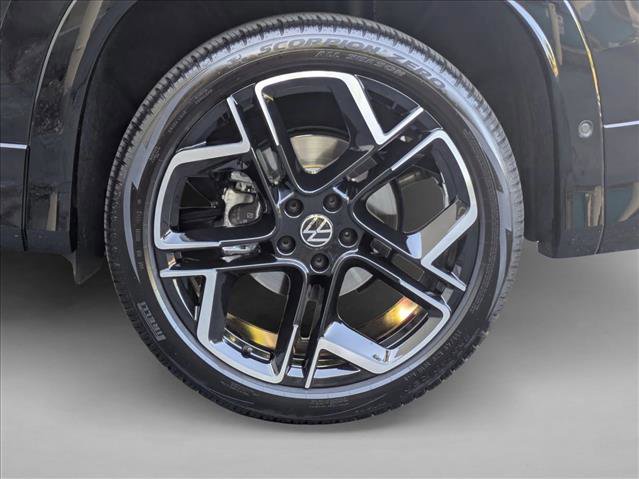 Used 2025 Volkswagen Tiguan SEL R-Line image 24