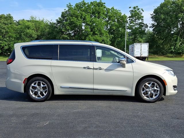 Used 2017 Chrysler Pacifica Limited FWD image 10