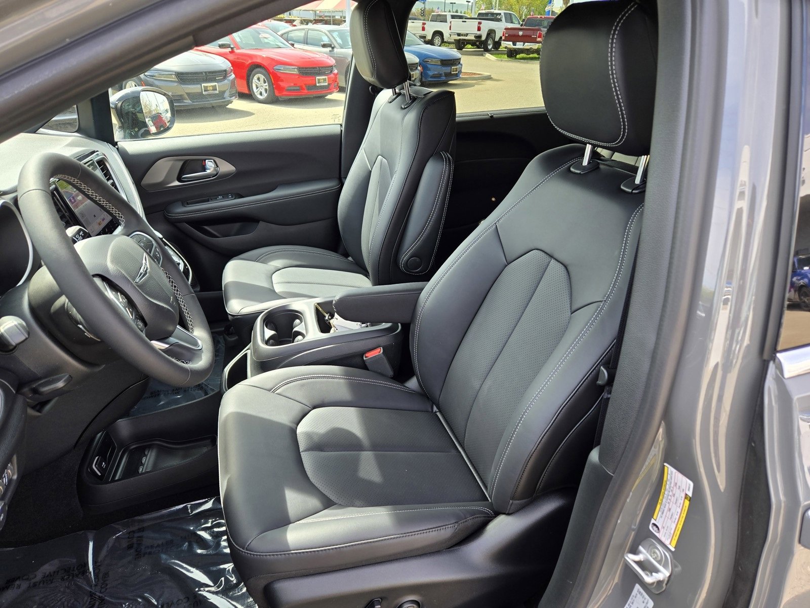 New 2025 Chrysler Pacifica Select w/ Uconnect Theater Family Group image 10