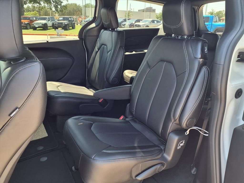New 2026 Chrysler Pacifica Select image 12