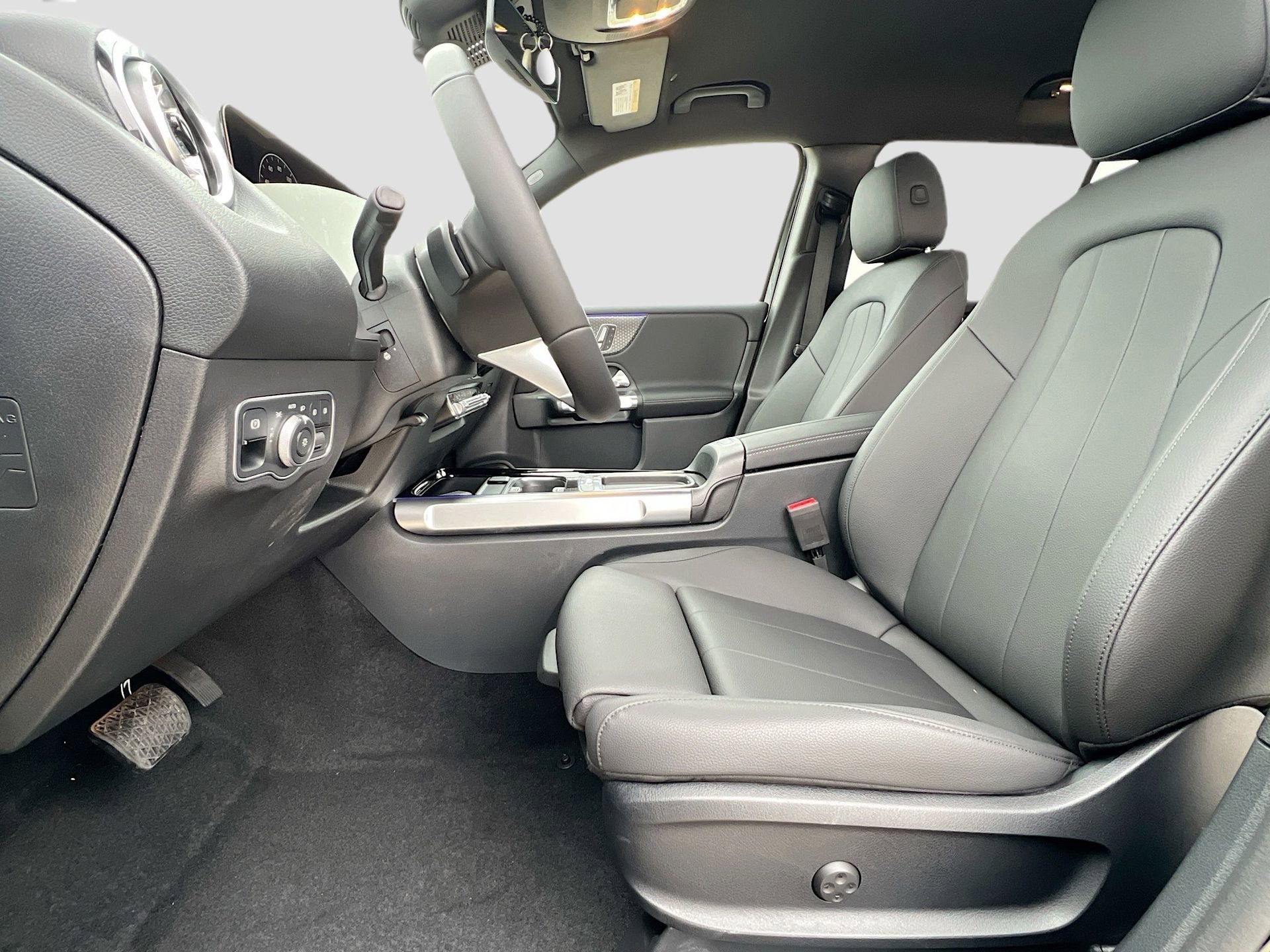 Used 2025 Mercedes-Benz GLB 250 4MATIC w/ Winter Package image 16