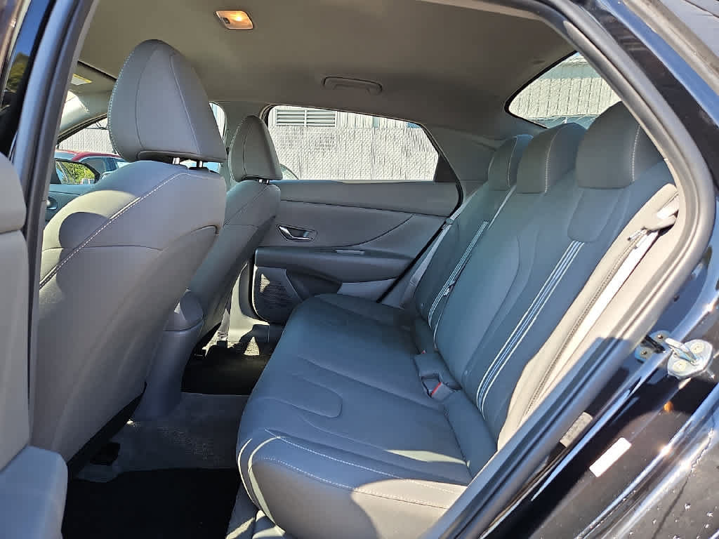 Used 2023 Hyundai Elantra SEL w/ Cargo Package FWD image 9