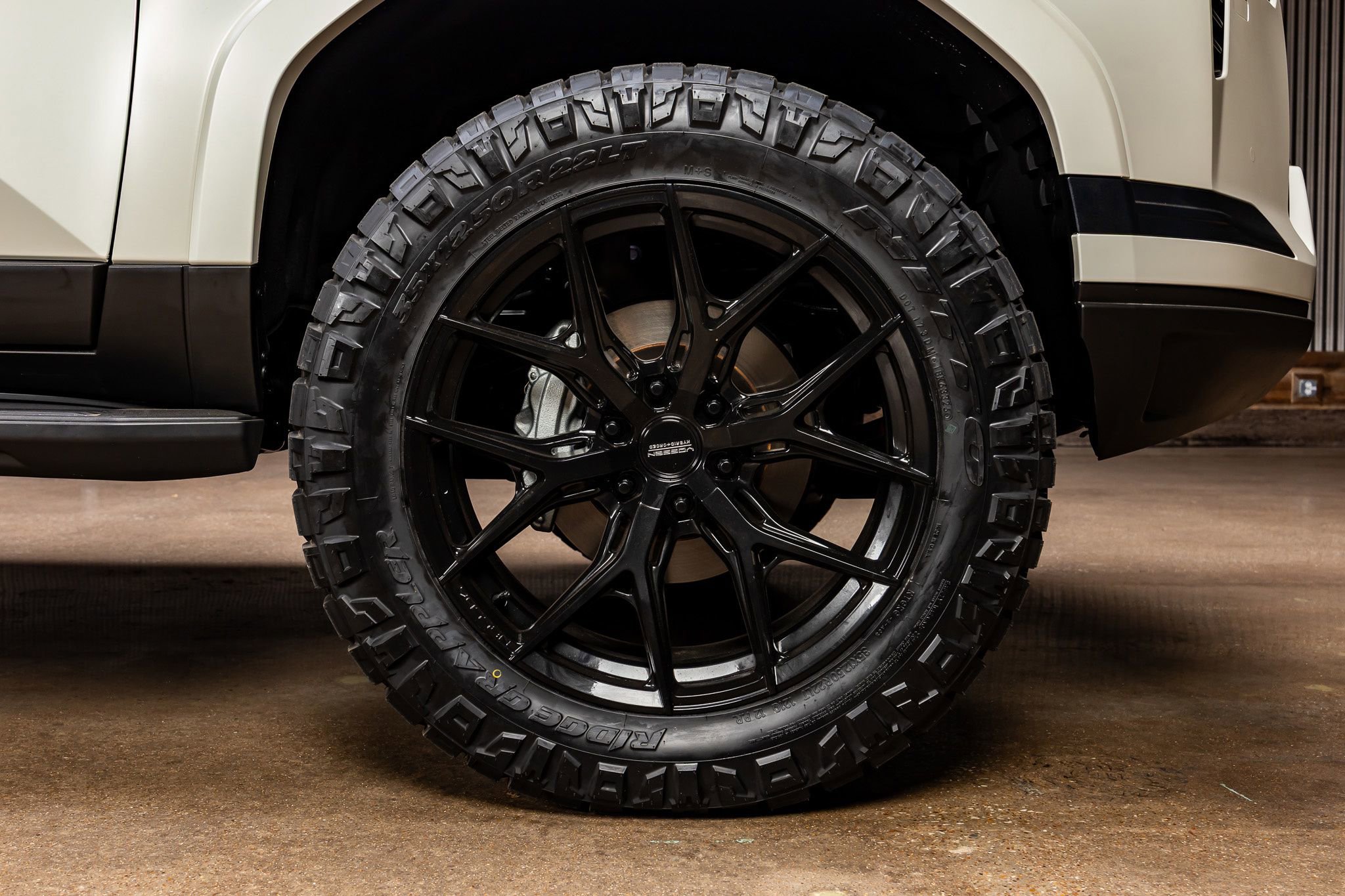 Used 2025 Lexus GX 550 w/ Accessory Package (2T) image 12