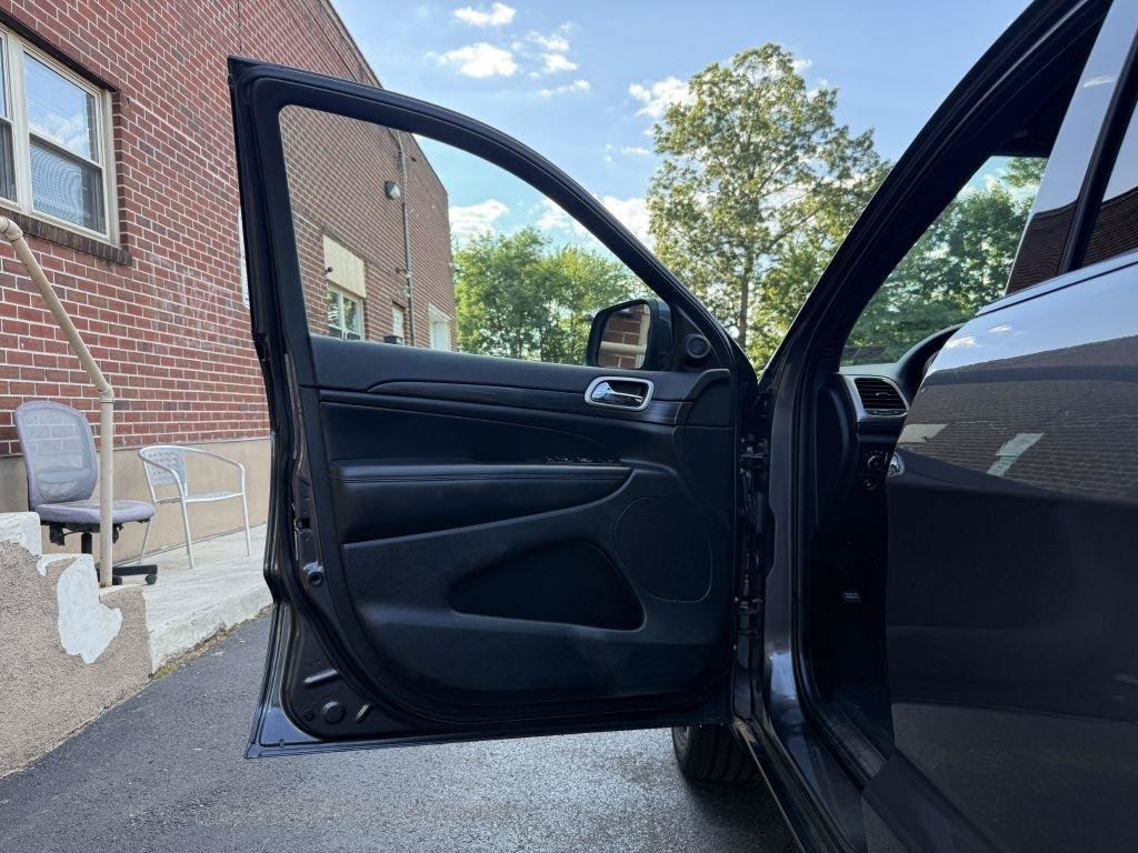 Used 2019 Jeep Grand Cherokee Altitude AWD/4WD image 13