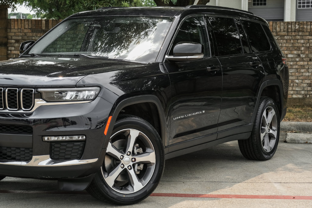 Used 2023 Jeep Grand Cherokee L Limited AWD/4WD image 13