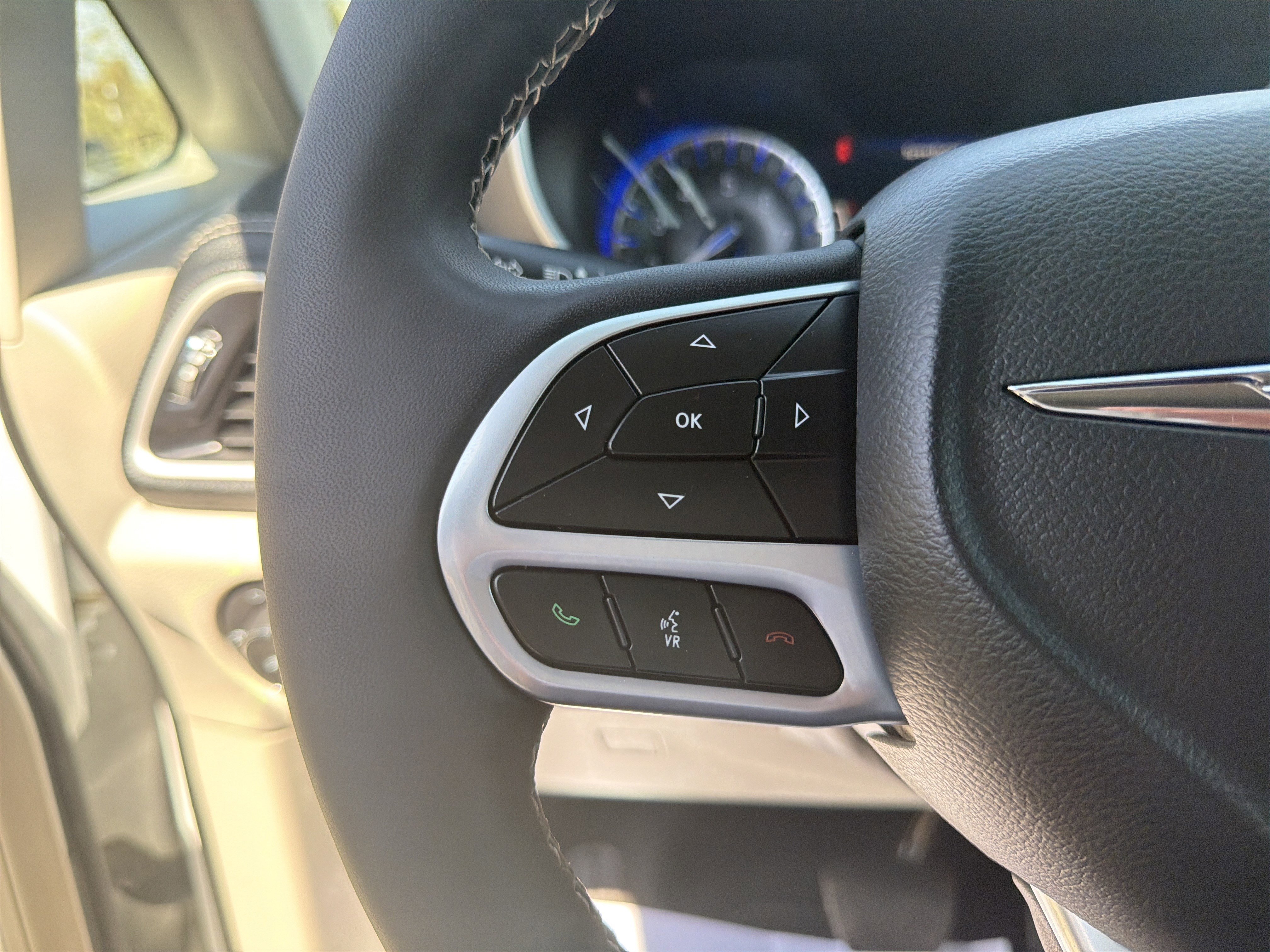 Used 2023 Chrysler Pacifica Touring-L image 25