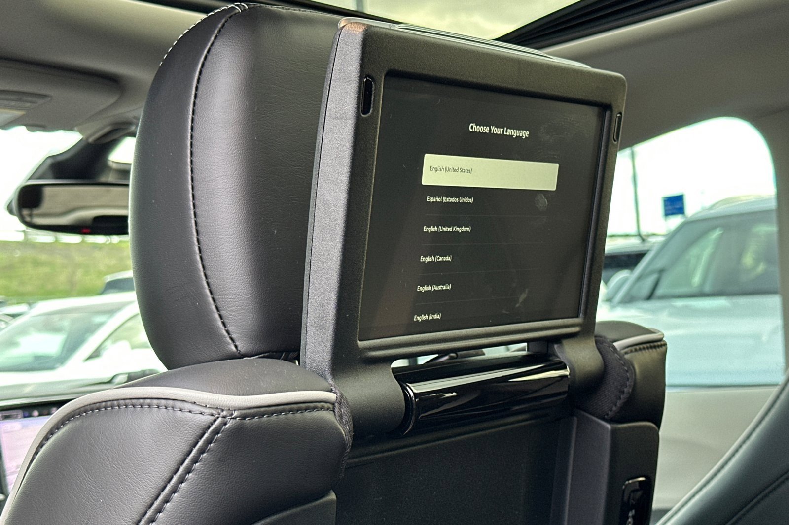 Used 2023 Chrysler Pacifica Limited w/ Uconnect Theater Family Group image 15