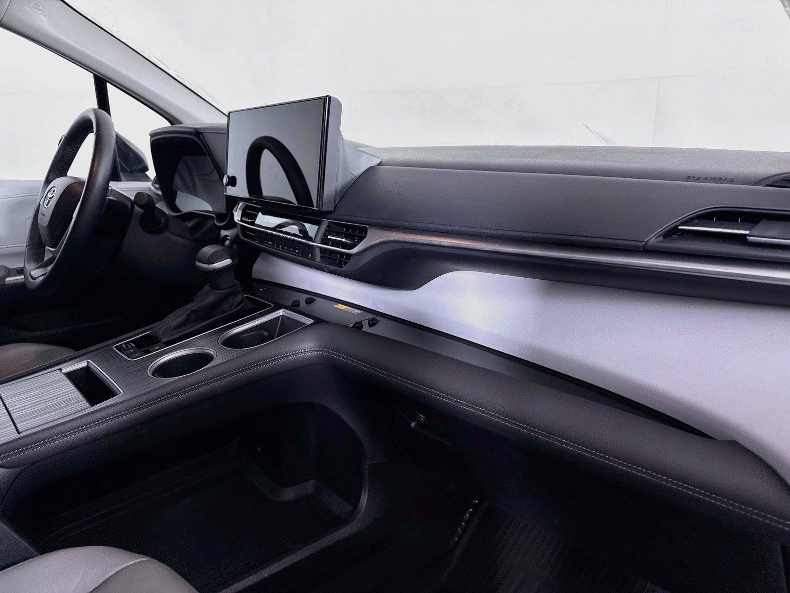 Certified 2025 Toyota Sienna XLE FWD image 43