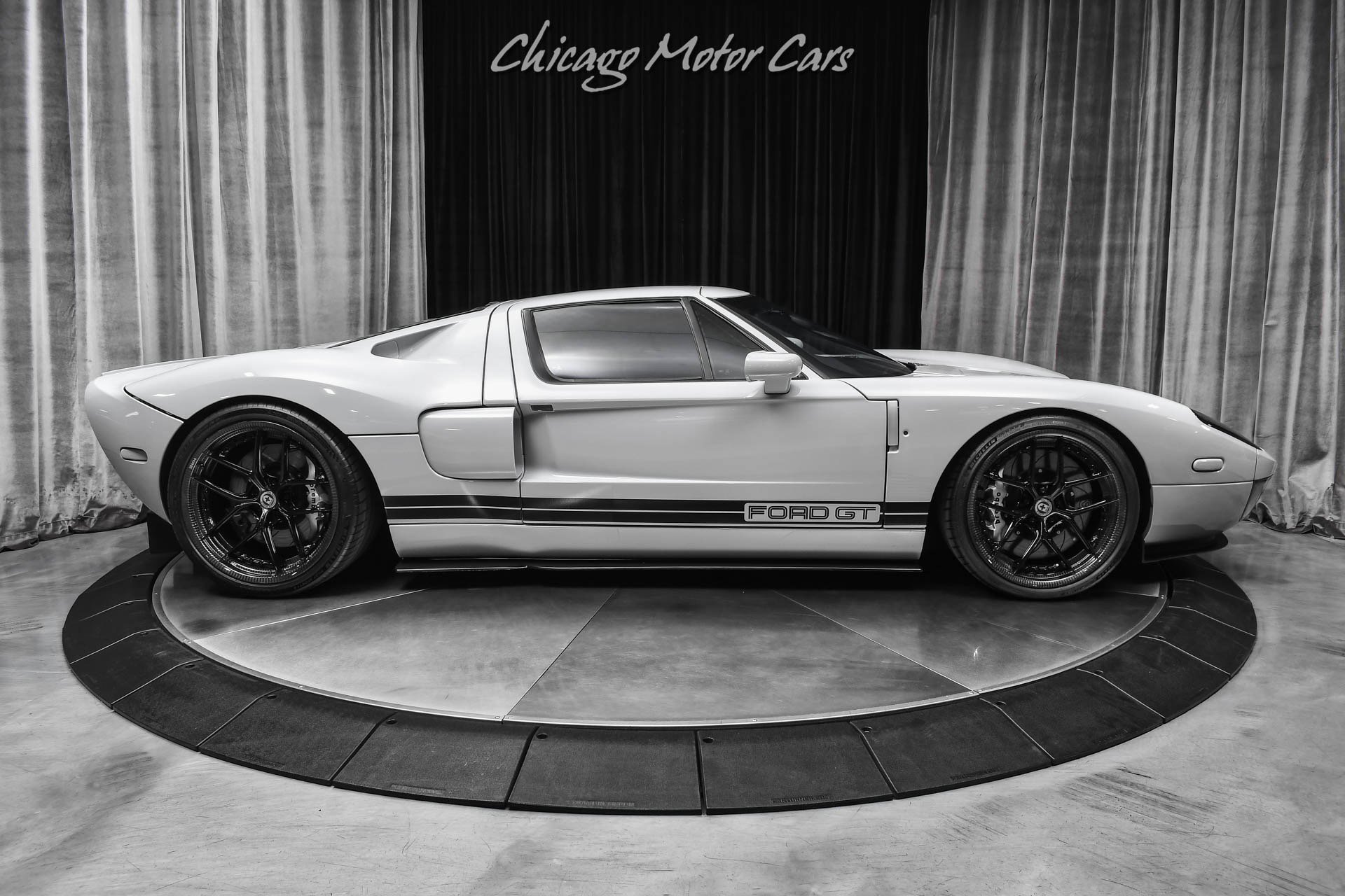 Used 2005 Ford GT RWD image 40
