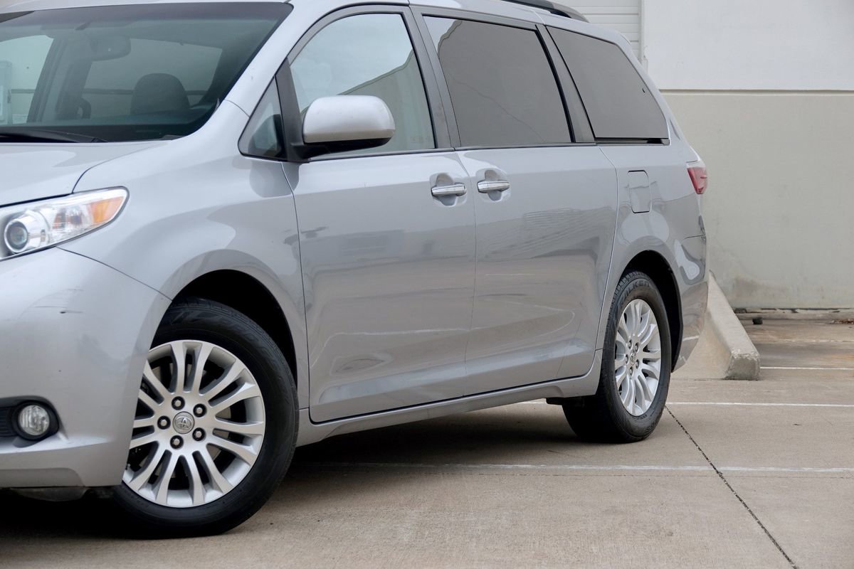 Used 2017 Toyota Sienna XLE FWD image 23