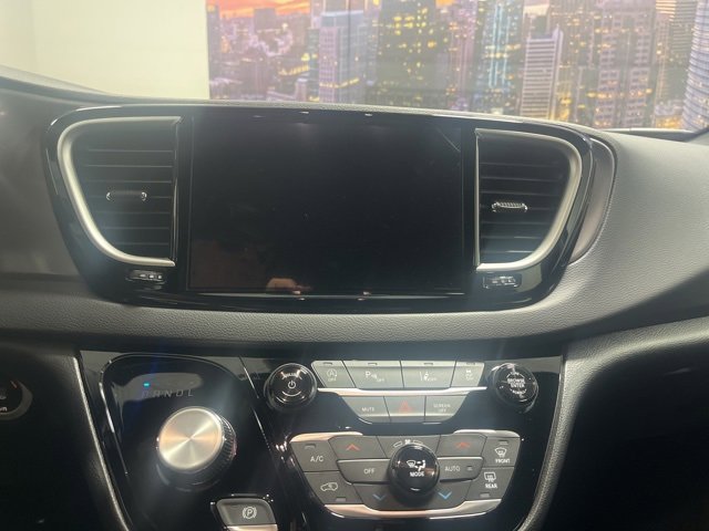 New 2025 Chrysler Voyager LX image 13