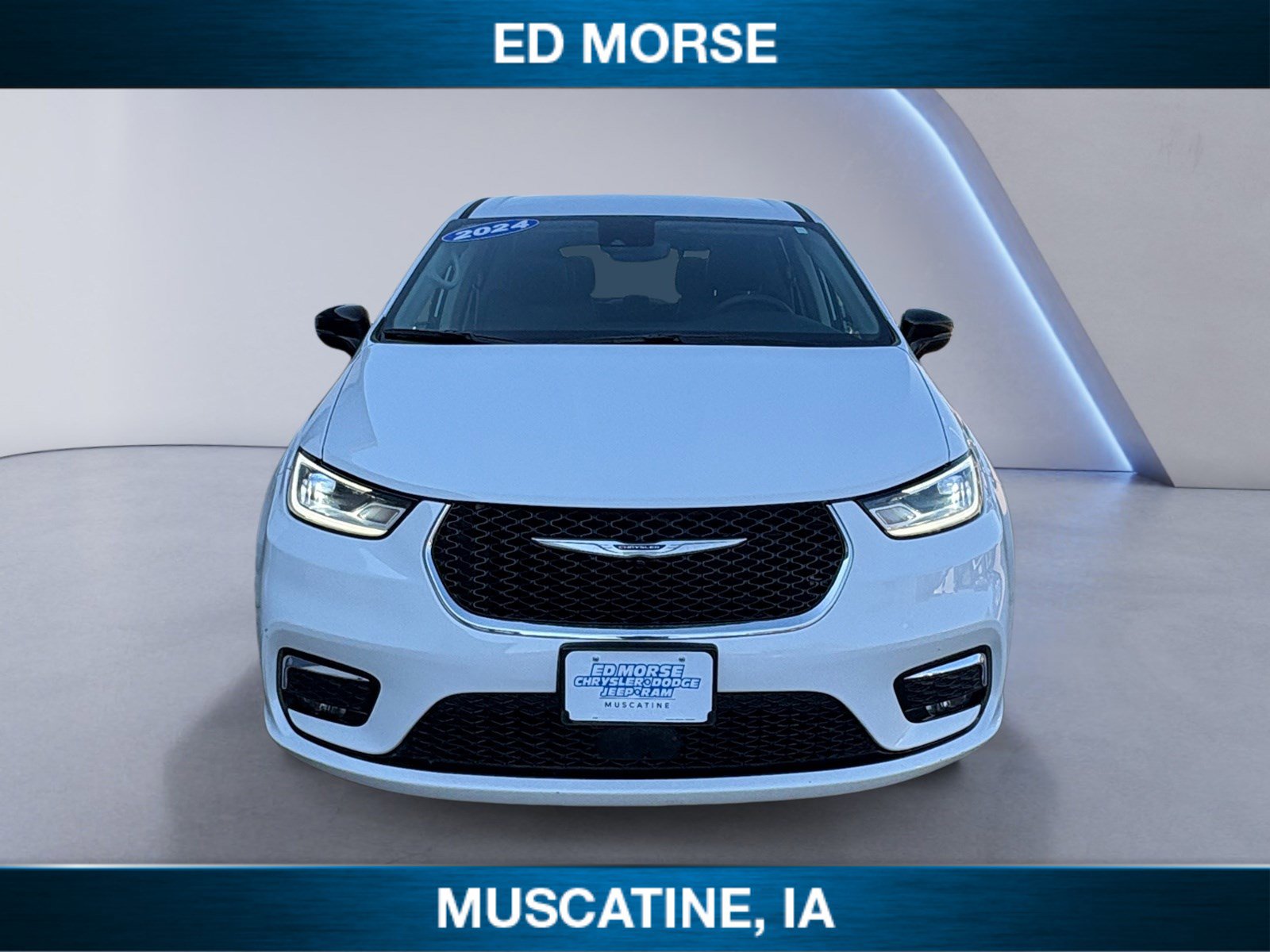 Used 2024 Chrysler Pacifica Touring-L FWD image 8