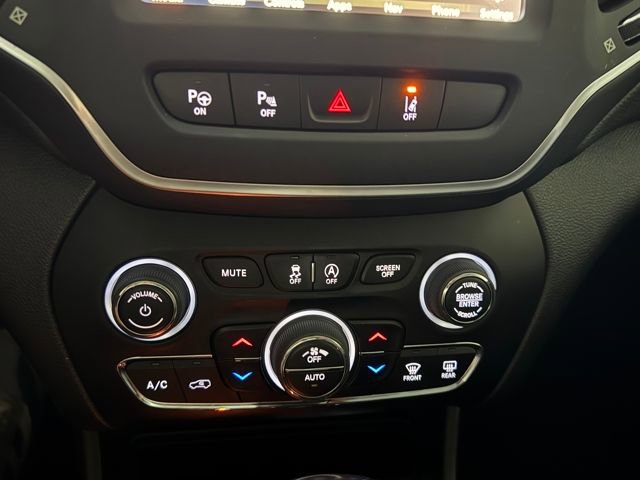 Used 2023 Jeep Cherokee Altitude Lux image 25