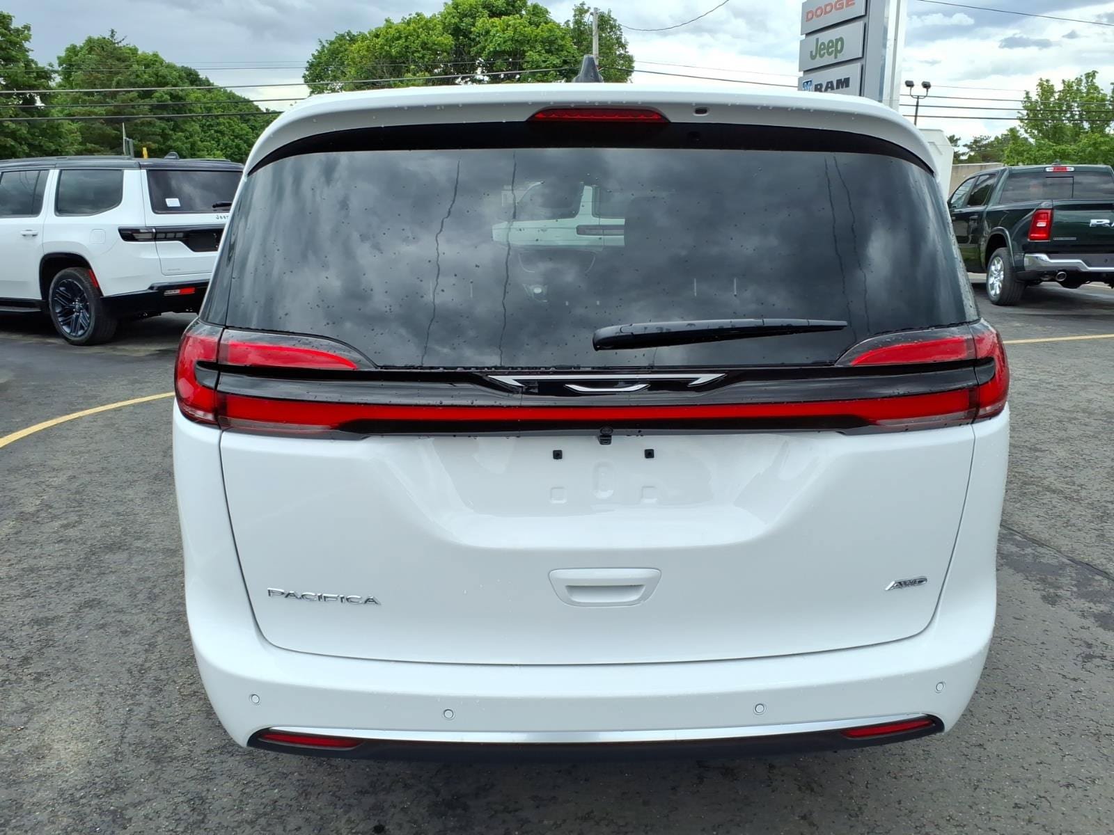 New 2027 Chrysler Pacifica Select AWD/4WD image 6