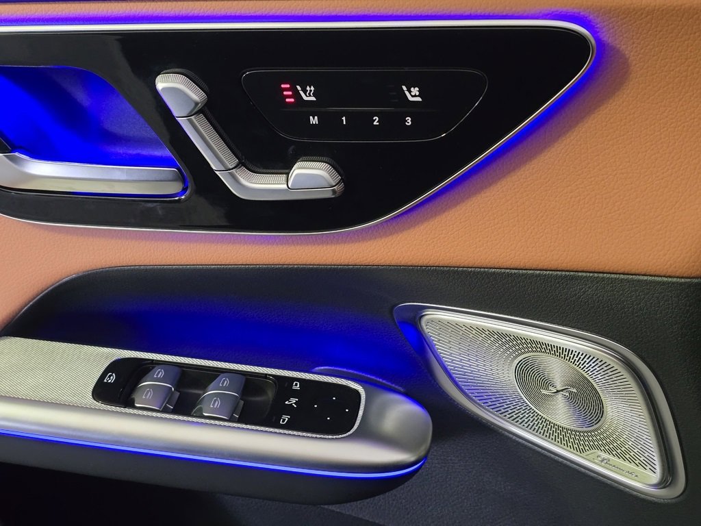 Used 2025 Mercedes-Benz GLC 300 4MATIC image 10