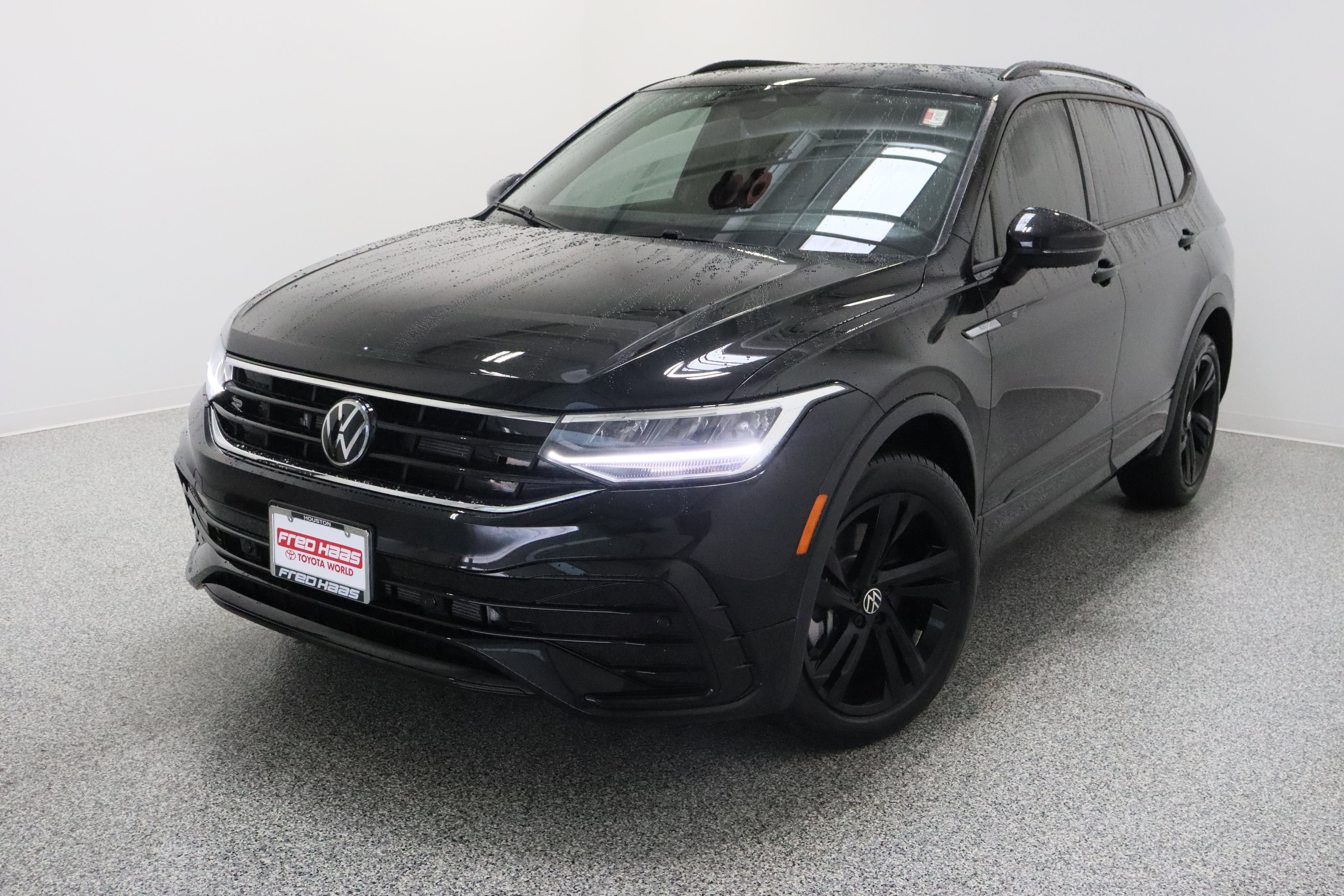 Used 2024 Volkswagen Tiguan SE R-Line FWD image 2