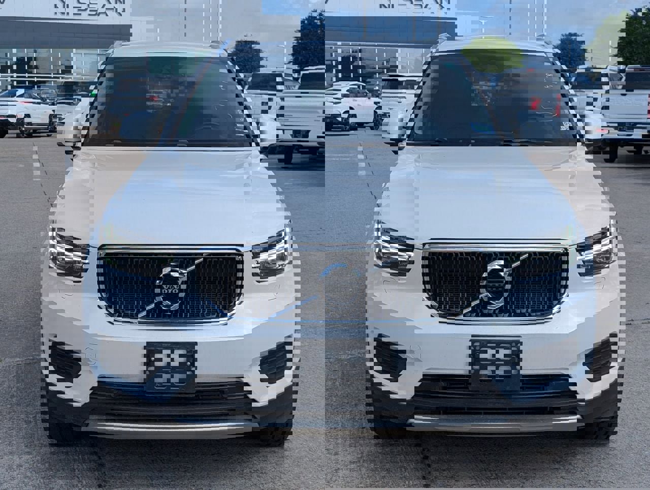 Used 2022 Volvo XC40 T4 Momentum image 8