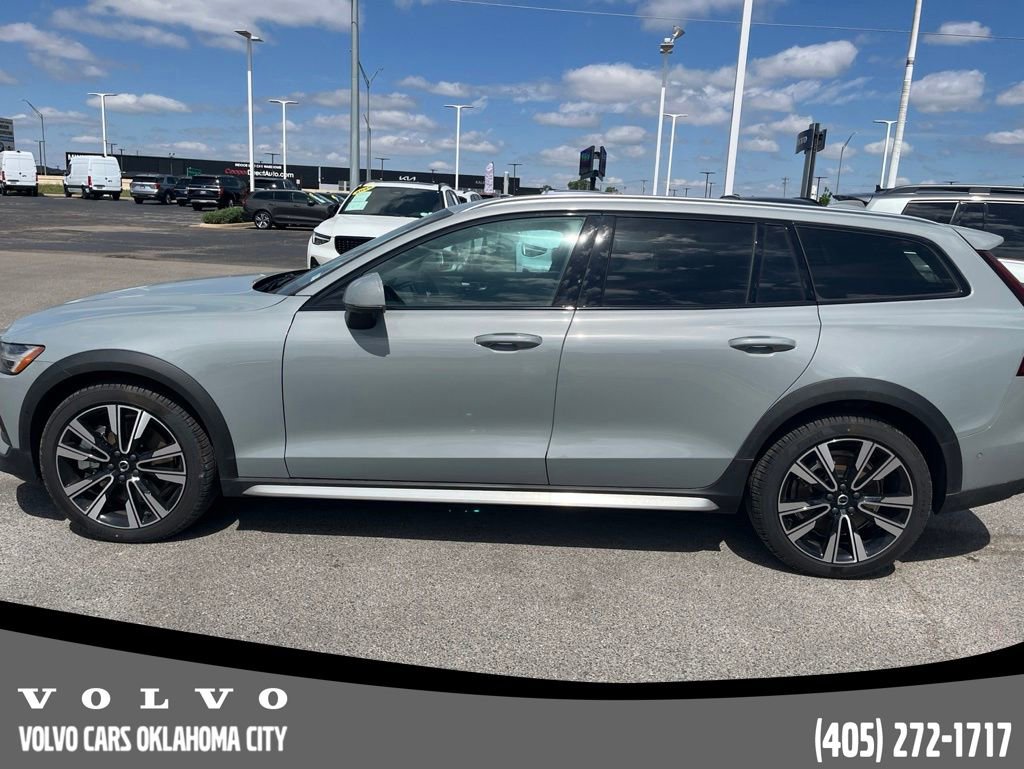 Used 2025 Volvo V60 B5 Cross Country Ultra AWD/4WD image 8