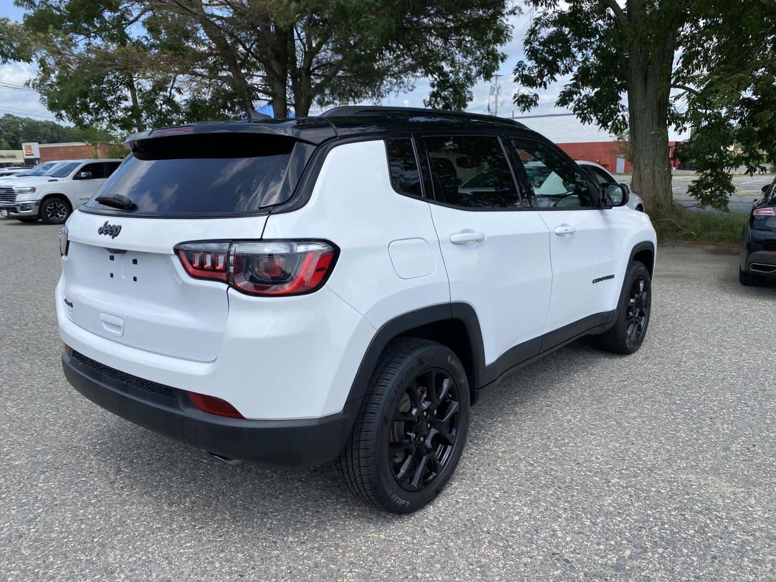 Certified 2022 Jeep Compass Latitude w/ Sun and Sound Group AWD/4WD image 3
