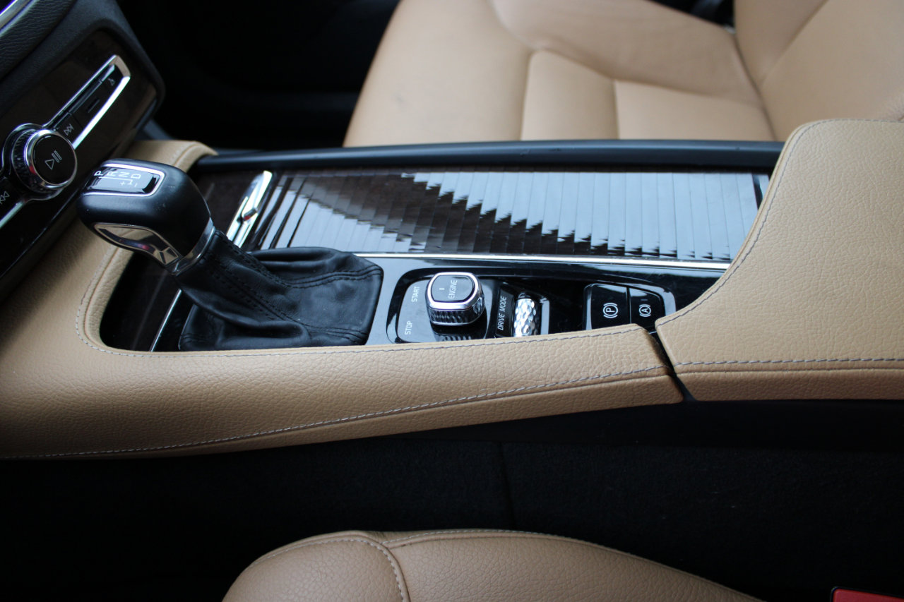 Used 2016 Volvo XC90 T6 Momentum w/ Momentum Plus Package image 32