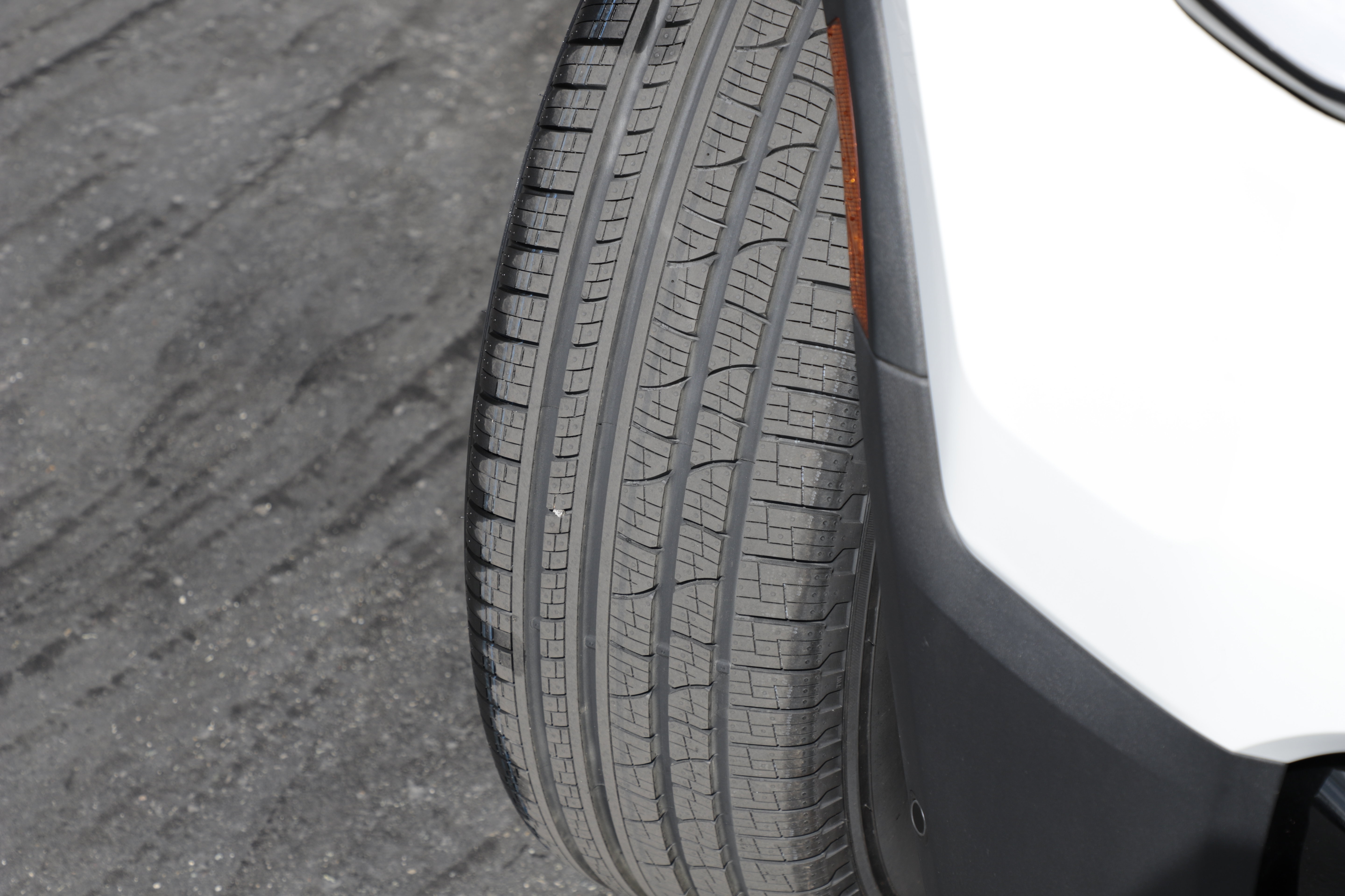 Used 2024 Rivian R1S Adventure AWD/4WD image 3