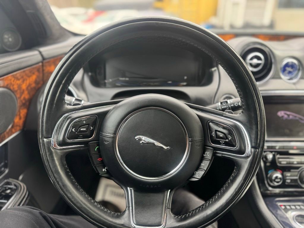 Used 2013 Jaguar XJ AWD image 32
