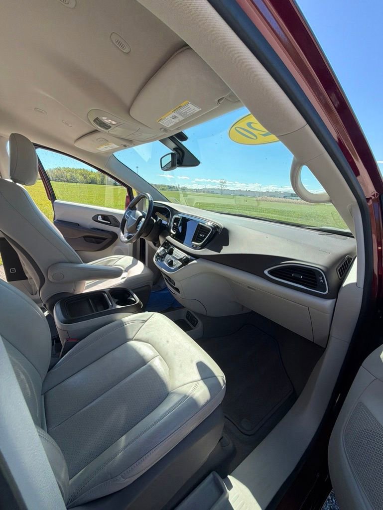 Used 2020 Chrysler Pacifica Touring-L FWD image 10