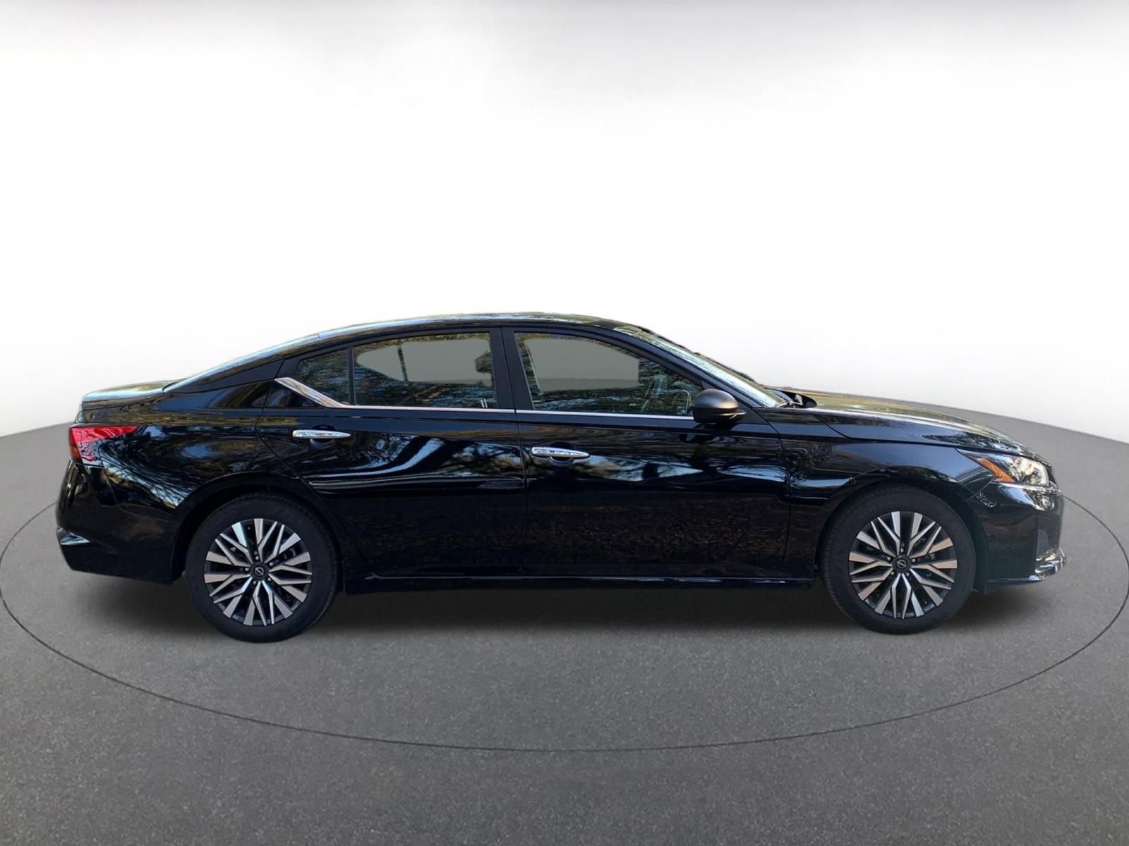 Used 2025 Nissan Altima 2.5 SV image 8