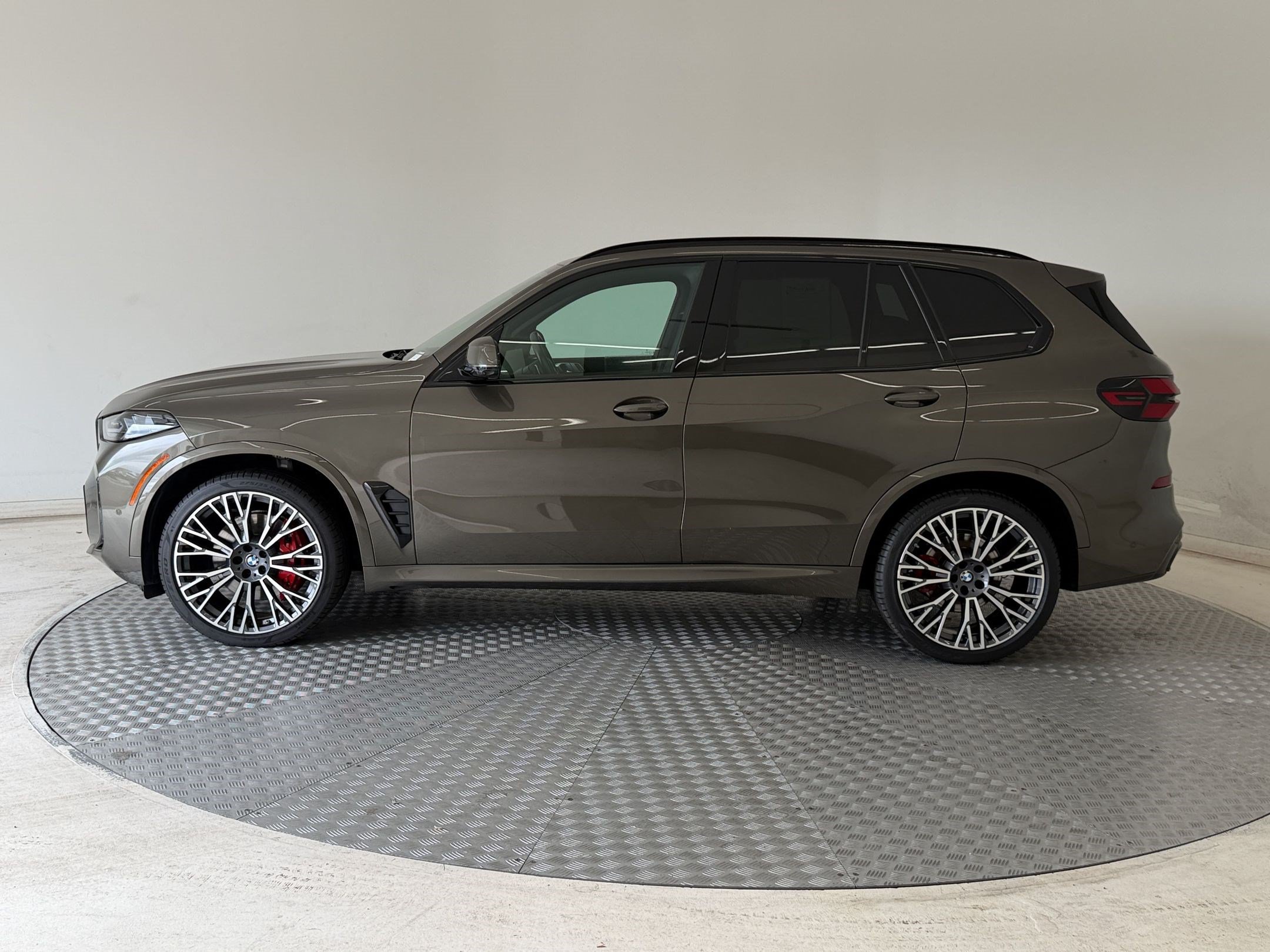 Certified 2026 BMW X5 xDrive40i w/ M Sport Package AWD/4WD image 2