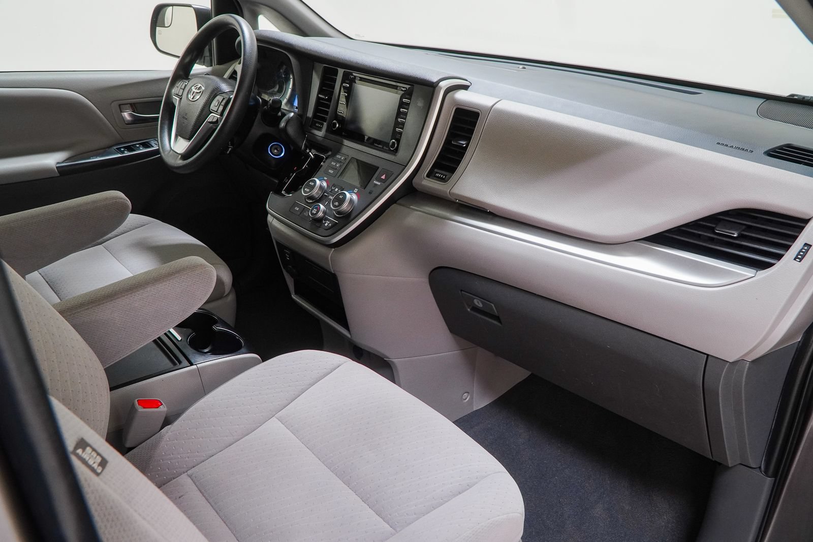 Used 2020 Toyota Sienna LE FWD image 40