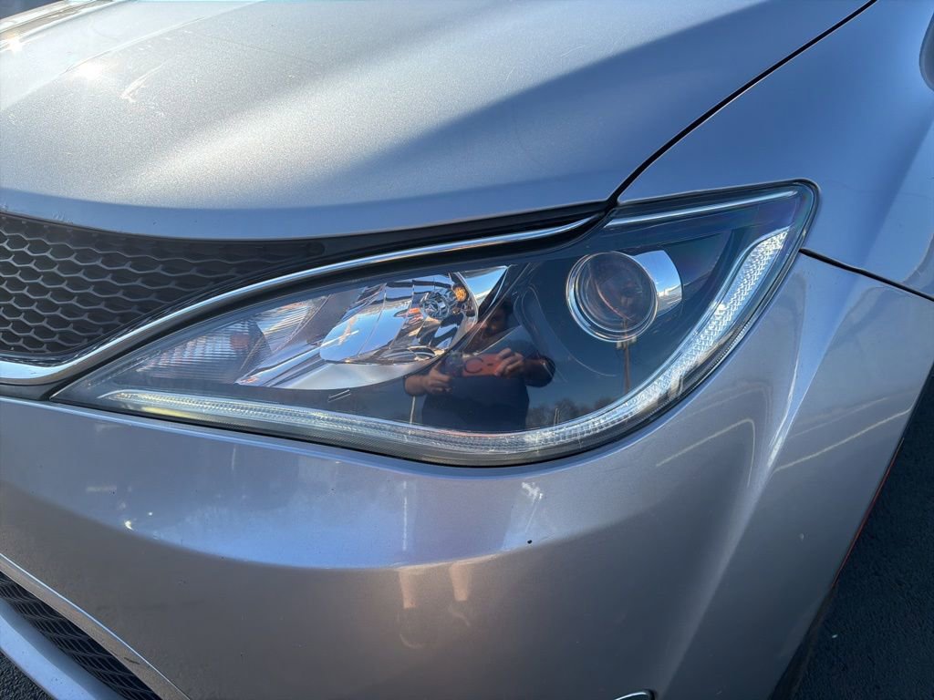 Used 2018 Chrysler Pacifica Touring-L Plus w/ Tire & Wheel Group image 9