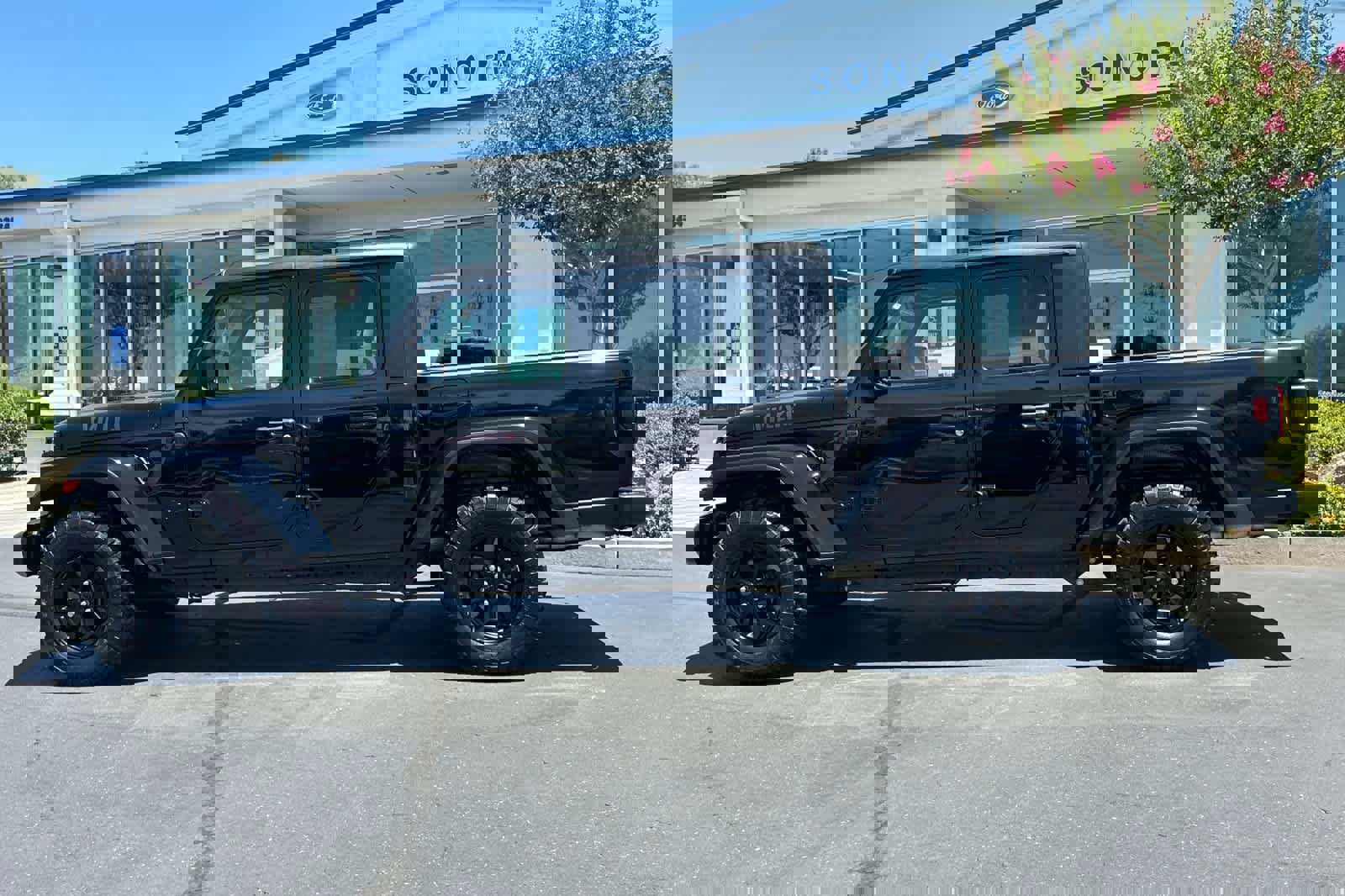 Used 2022 Jeep Gladiator Sport image 7