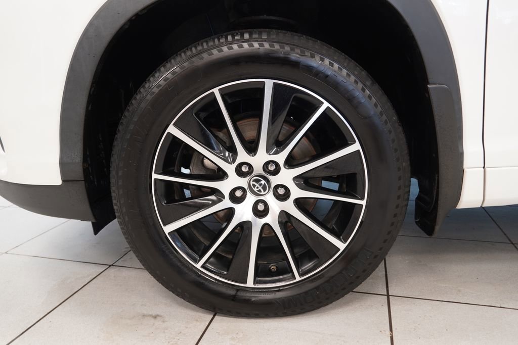 Used 2018 Toyota Highlander SE image 17
