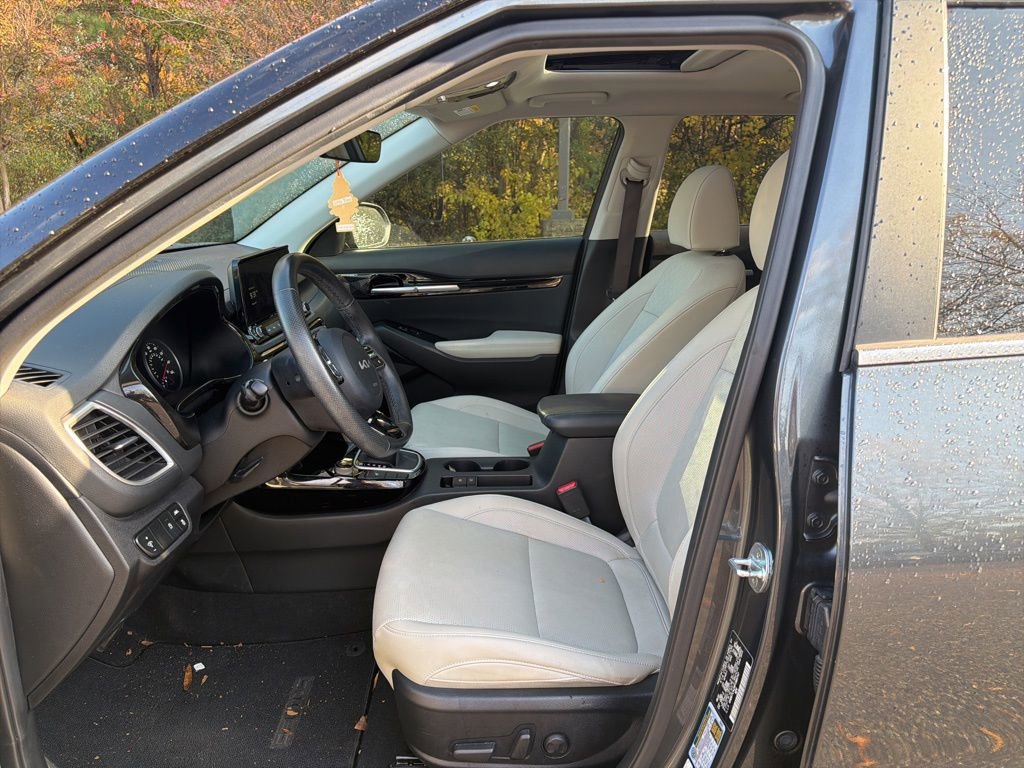 Used 2023 Kia Seltos SX w/ SX Sunroof Package image 14