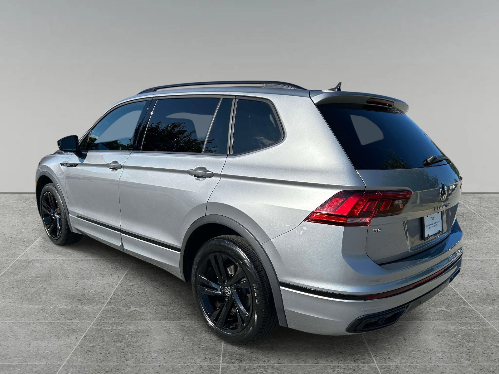 Used 2023 Volkswagen Tiguan SE R-Line FWD image 3