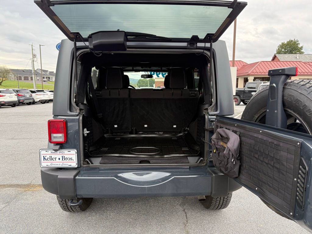 Used 2016 Jeep Wrangler Unlimited Sahara w/ Connectivity Group image 27