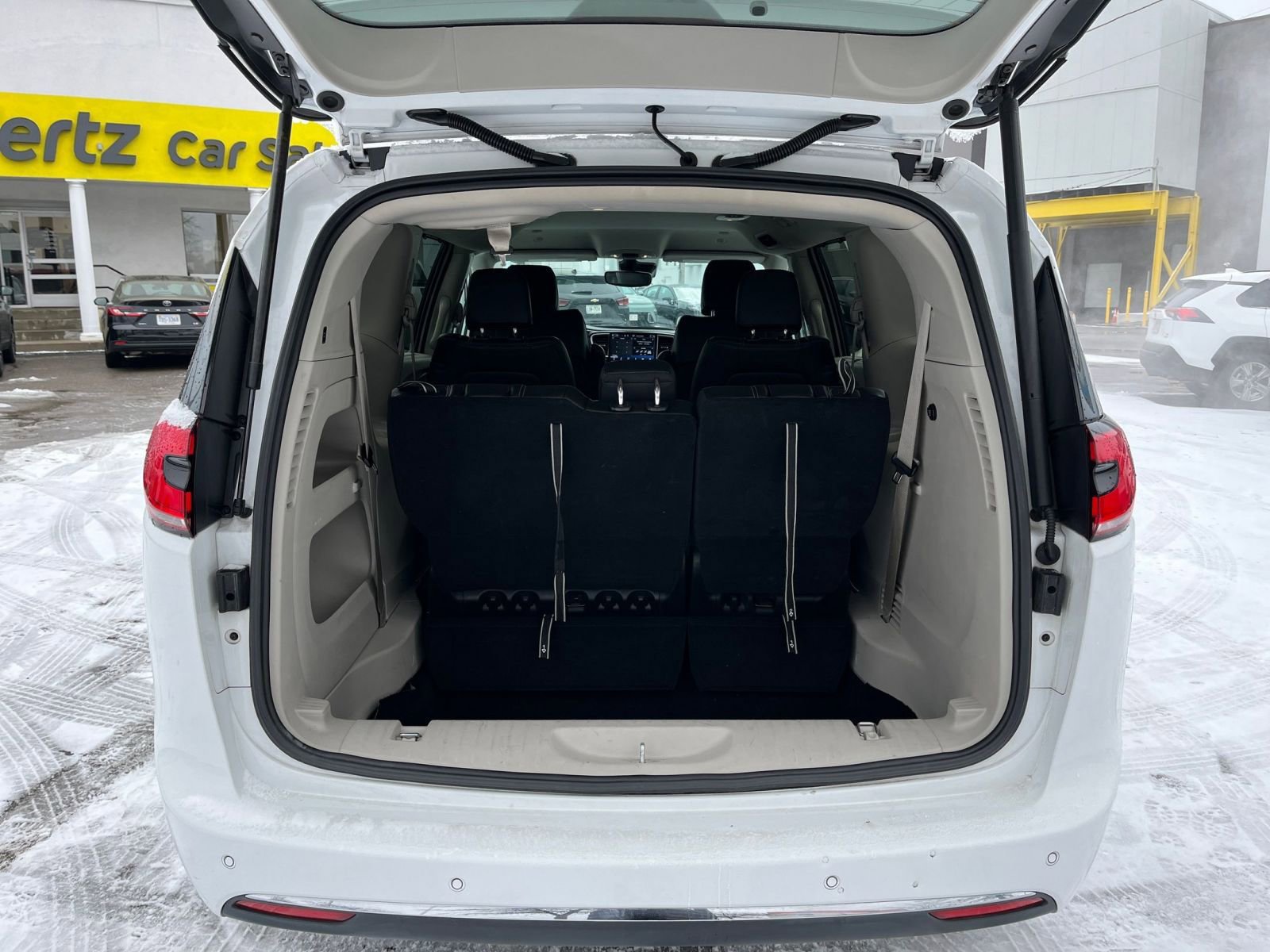 Used 2024 Chrysler Pacifica Touring-L image 30