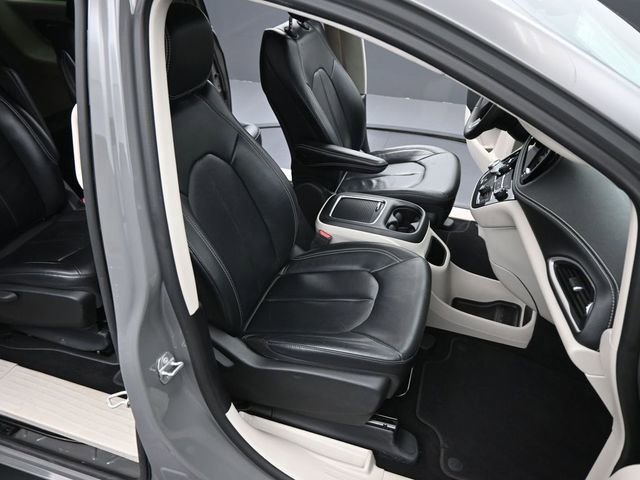 Used 2022 Chrysler Pacifica Touring-L image 19