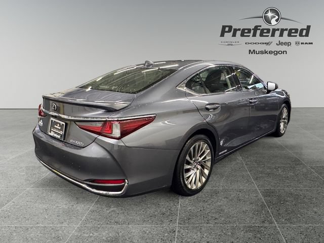 Used 2019 Lexus ES 300h w/ Accessory Package FWD image 17
