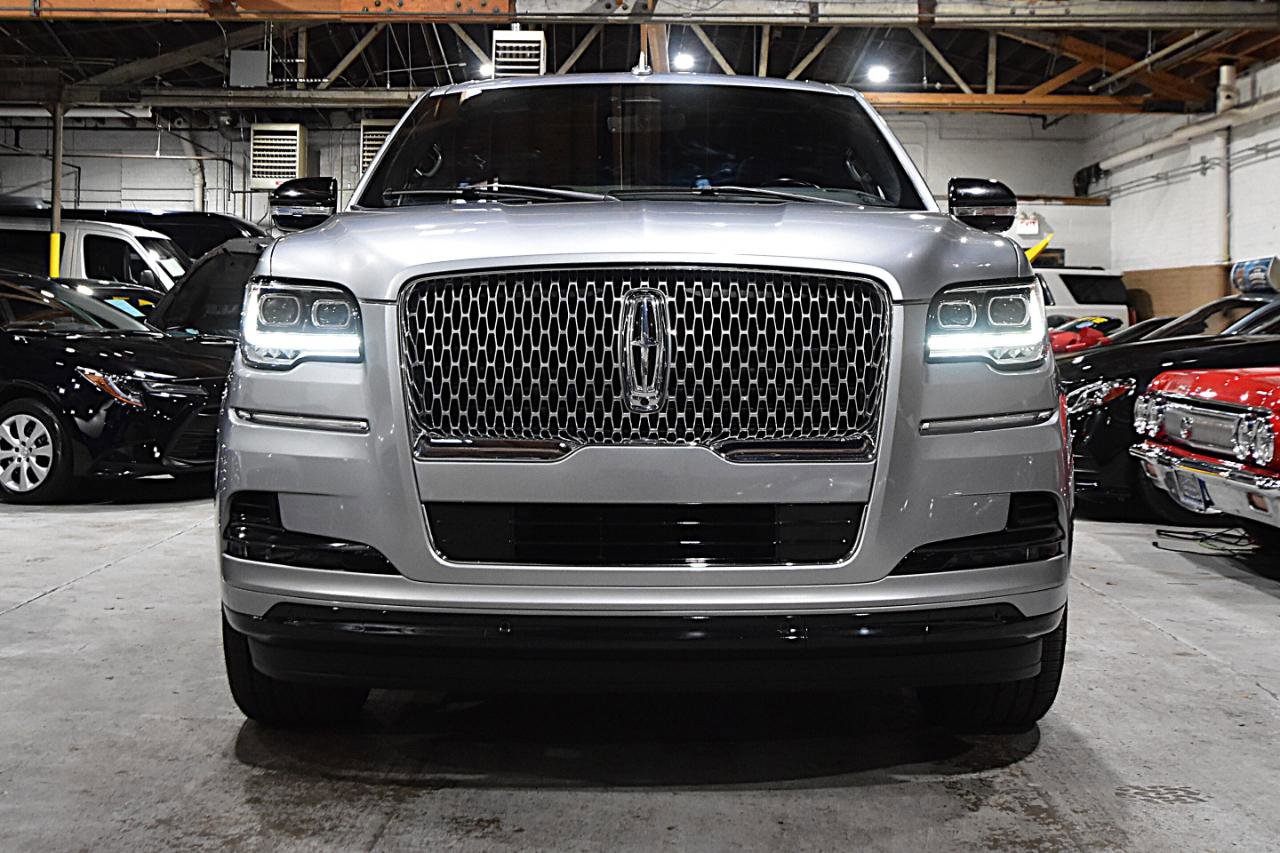 Used 2023 Lincoln Navigator Reserve AWD/4WD image 2
